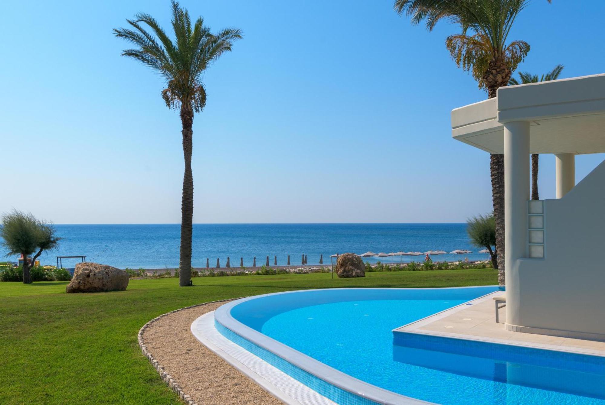 罗德斯帕拉蒂姆休闲及健康酒店 Kallithéa 外观 照片 A swimming pool in Cyprus