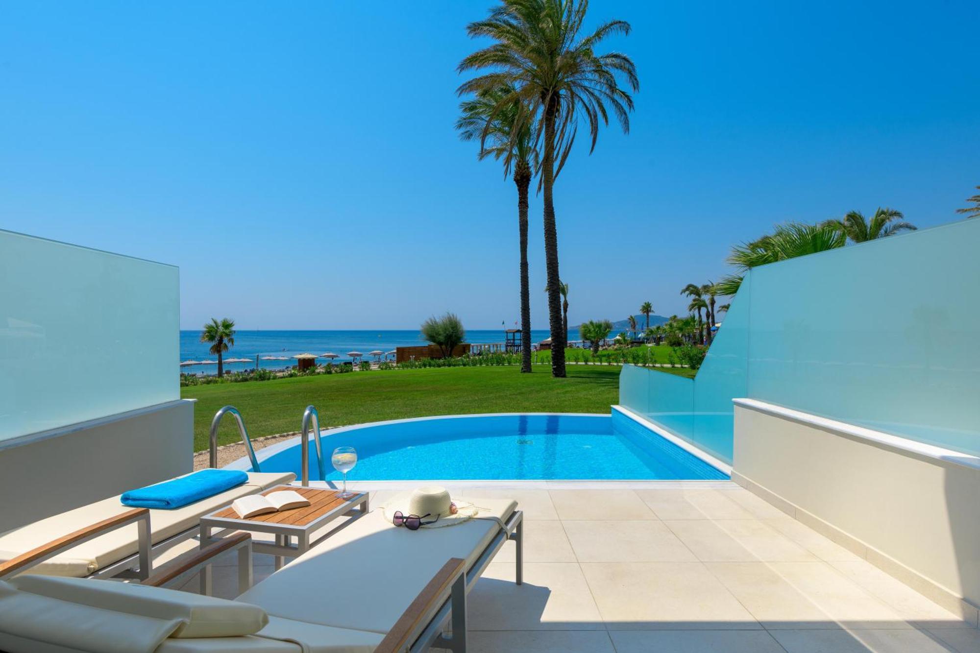 罗德斯帕拉蒂姆休闲及健康酒店 Kallithéa 外观 照片 A private pool at a hotel in Crete, Greece