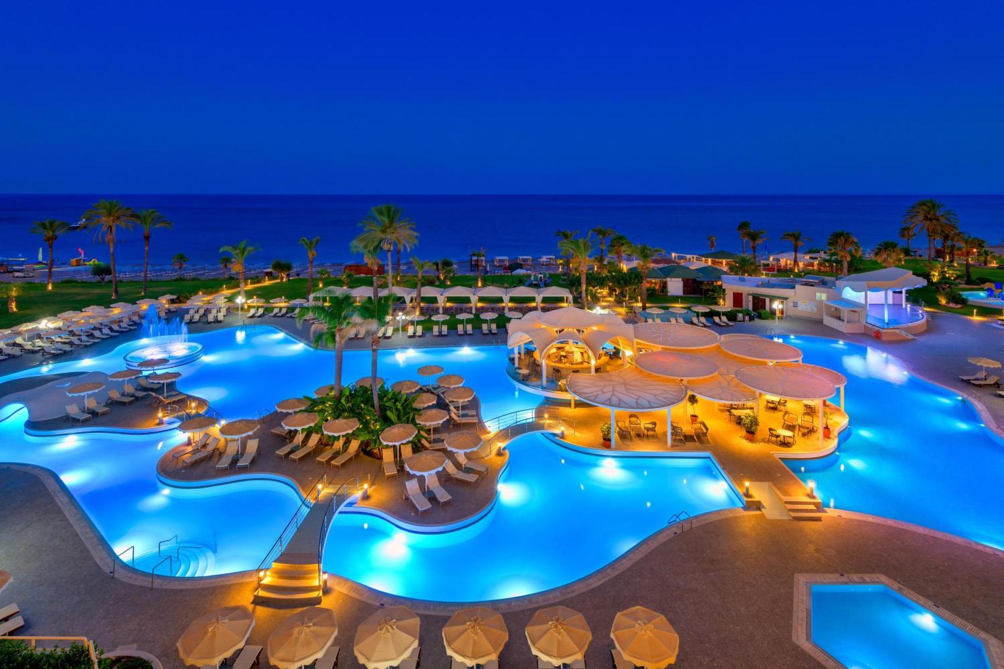 罗德斯帕拉蒂姆休闲及健康酒店 Kallithéa 外观 照片 The resort at night