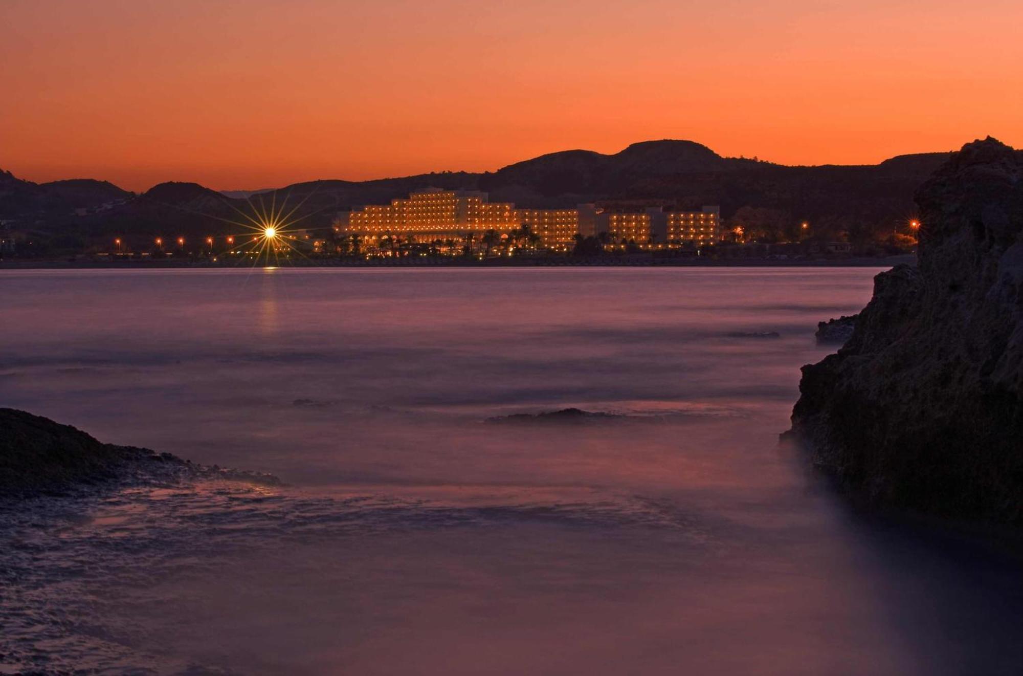 罗德斯帕拉蒂姆休闲及健康酒店 Kallithéa 外观 照片 Sunset at the Four Seasons Resort