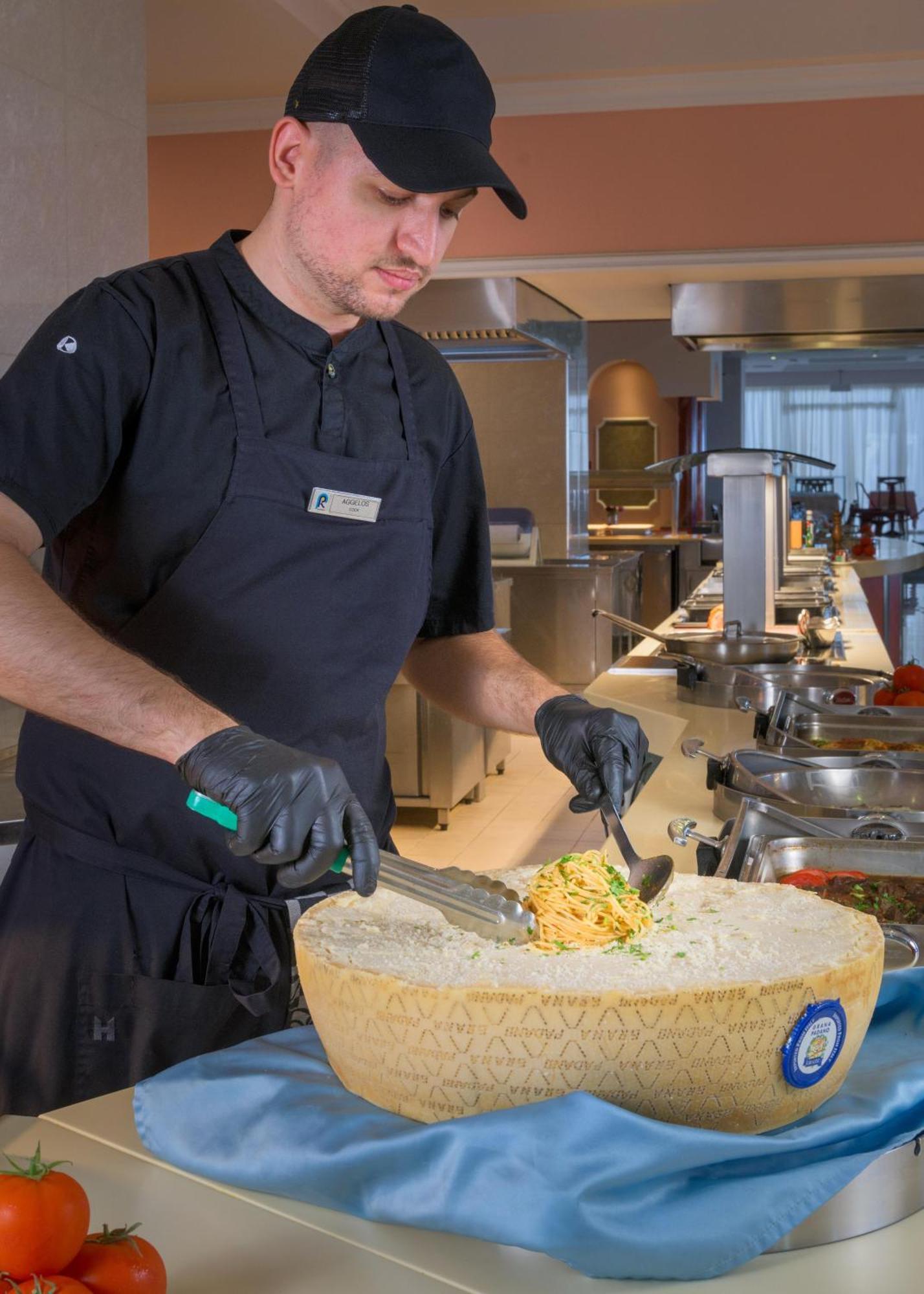 罗德斯帕拉蒂姆休闲及健康酒店 Kallithéa 外观 照片 A chef preparing a dish